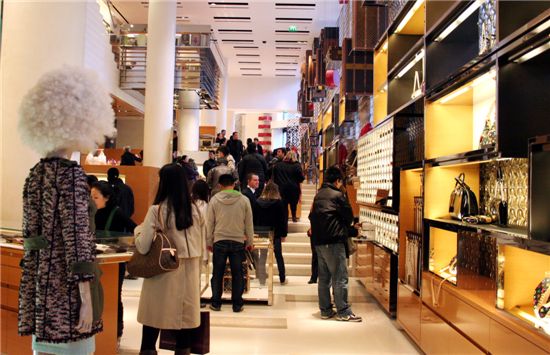 루이비통 인천공항면세점, 이례적인 '두자릿수' 채용