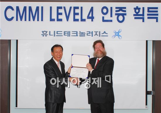 전기영 휴니드테크놀러지스 대표(왼쪽)와 제임스 W. 내쉬 CMMI 선임심사원이 CMMI 레벨4 인증서 전달식을 갖고 있다. 