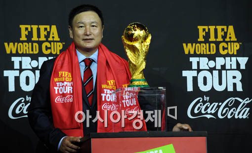 [포토] 허정무, '피파 트로피 갖고 싶네요'