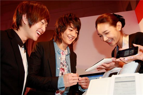 [포토] 샤이니, "전자책 신기하네"