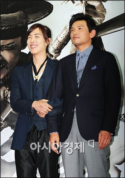 Actors Baek Sung-hyun and Hwang Jung-min [Park Sung-ki/Asia Economic Daily]