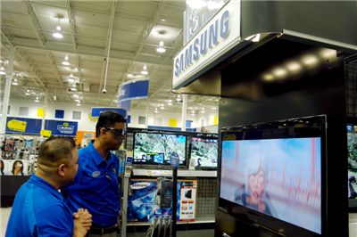 베스트 바이 직원들이 베스트 바이가 자체적으로 마련한 삼성전자 3D TV 체험존에서 삼성 풀HD 3D LED TV로 3D 입체영상을 시연하고 있다.