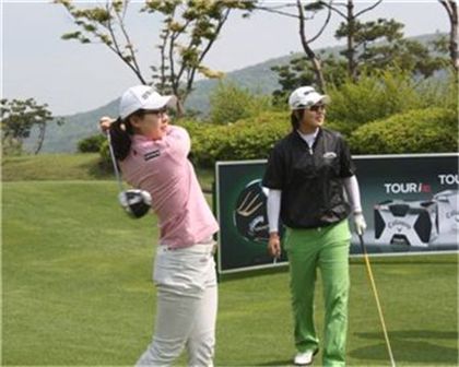  한국여자오픈 이벤트 경기로 열린 장타대회에서 이정민(사진 왼쪽)이 드라이브 샷을 하고 있다. 사진=한국캘러웨이골프 제공