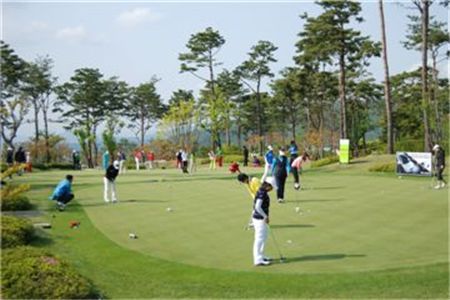  한국여자오픈이 열리는 디아너스골프장 연습그린에서 13일 오후 선수들이 퍼팅을 연습하고 있다. 사진=디아너스골프장 제공