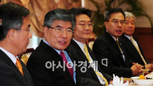 19일 서울 소공동 한국은행 본관 15층에서 김중수 총재(좌측 두번째)는 시중은행장들과 금융협의회를 갖고 각종 금융현안을 논의했다. 