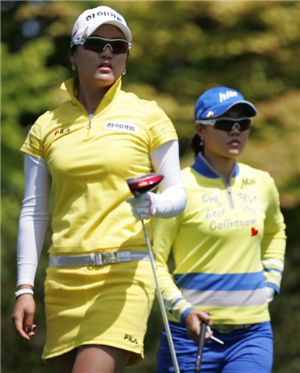  한국여자오픈 첫날 경기에서 유소연(사진 왼쪽)과 서희경이 티잉그라운드 위에 서 있다. 사진=KLPGA제공