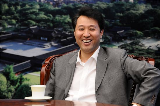 [정치, 그날엔…] 보랏빛 서울 ‘강풍(康風)’ 잠재운 정수기 CF 모델