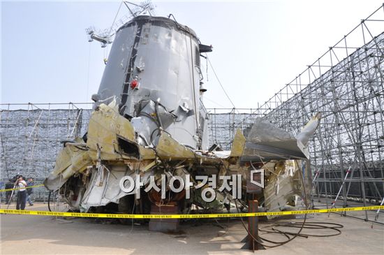 [천안함후폭풍]천안함 절단면 5m앞에서 보니.. '처참 그 자체'