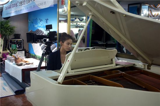 유인영, 피아노 연주실력 깜짝 공개