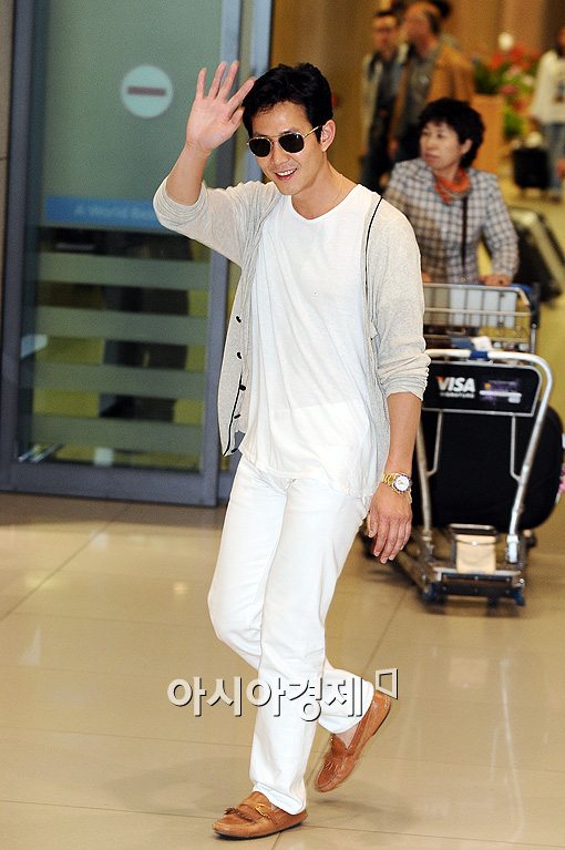 [포토]입국하는 이정재, 밝은미소