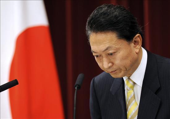 '식민지배 사과' 하토야마 전 총리, 도쿄서 우익단체 車에 포위 위협당해
