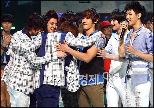 [포토]엠카운트다운 1위 엠블랙, 서로 얼싸안고