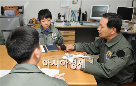교수실안에는 정명훈교수(공사24기)가 교육생 최지영소위(공사 58기)에게 이착륙에 대한 "비행기위 착륙과 이륙은 모두 자세가 같다"며 이착륙 이론을 한창이었다.
