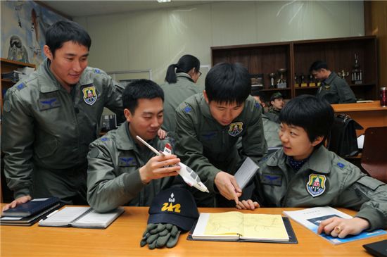 훈련생들은 비행훈련이 없는 날에는 도서관에 모여 비행교육에 관한 토론을 한다.