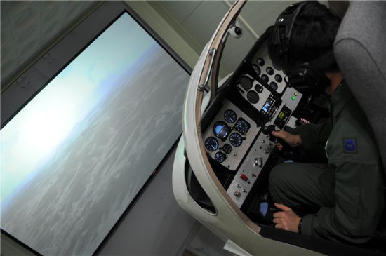 훈련생들은 실제 비행훈련에 앞서 시뮬레이션을 통해 이착륙훈련을 받는다.
