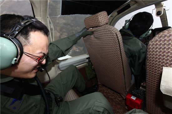 정신도 차리기전에 훈련기는 다시 급상승하기 시작했다. 이때 신체가 느끼는 중력가속도는 최대 4G다.  사람이 일상적인 생활을 할 때는 1G(G는 중력 가속도 단위·중력의 1배), 바이킹을 탈 때는 최고 2G인 점을 감안한다면 만만치 않은 가속도다.