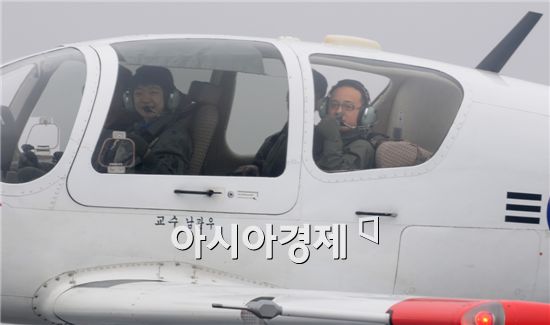 훈련기에 올라타고 이륙하자 10분만에 청남대가 한눈에 보였다.
