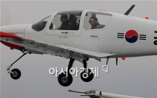 날씨는 흐렸지만 훈련기에서 내려다본 청주시내는 한가롭게 보였다.