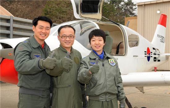 이날 훈련기 T-103에 같이 탑승한 교관 라대영 소령(공사 45기.사진 왼쪽)과 훈련생 최지영소위(오른쪽)