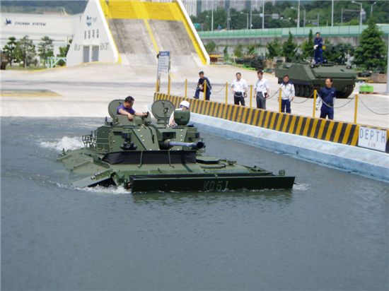 25톤 무게의 K21보병전투장갑차가 양옆에 커다란 튜브를 펼치고 4m깊이 물에서 배처럼 전진했다. 