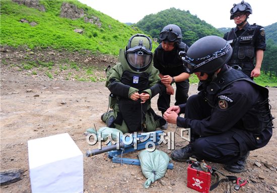 일명 텔레토비옷이라 불리는 30kg의 폭발보호복을 장병들의 도움을 받아 착용했다. 헬멧을 착용하고 1분도 채 안돼 다리에 힘이 풀려 중심잡기도 힘들었다. 