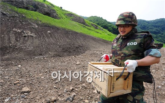 이날 폭발시킬 불량탄은 탄약고에서 탄약검사관들이 수리가 불가능하다고 판단한 4.2인치 조명탄 40발이다.