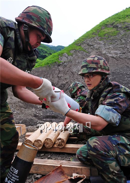 이날 폭발시킬 불량탄은 탄약고에서 탄약검사관들이 수리가 불가능하다고 판단한 4.2인치 조명탄 40발이다.