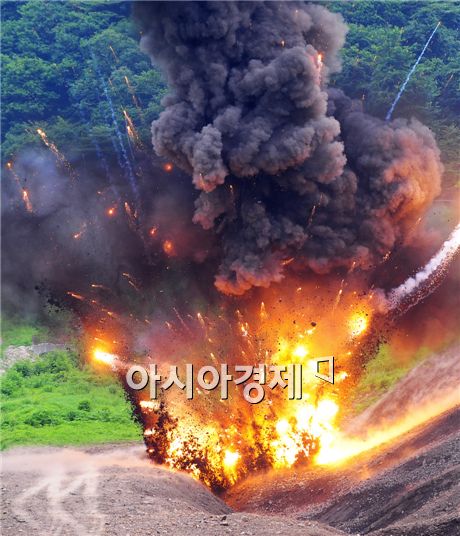 상하 15cm가량 구멍안으로 폭파모습이 보인지 0.5초만에 순간 귀가 멍해지고 기자의 철모를 반쯤 벗겨냈다. 폭발로 인한 후폭풍의 위력이다. 밀려오는 바람에 순간 숨도 쉴수가 없었다. 