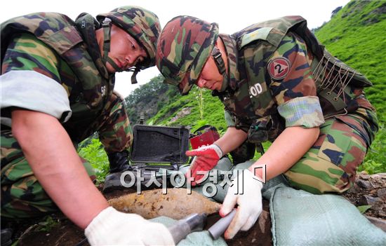 현장에 발견된 포탄은 6.25전쟁 당시의 중국제 120mm 박격포탄. 불발탄은 장소를 옮기지 않고 현장에서 폭파시키는 것이 원칙이다. 이동순간 폭발할 수 있는 가능성이 높기 때문이다. 