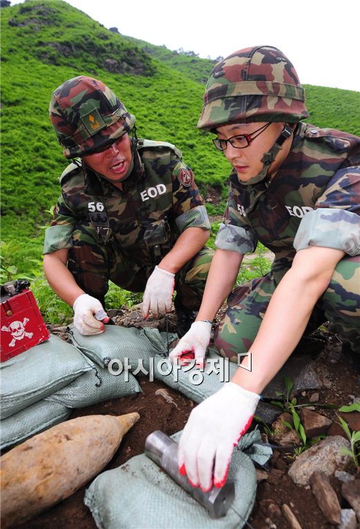 현장에 발견된 포탄은 6.25전쟁 당시의 중국제 120mm 박격포탄. 불발탄은 장소를 옮기지 않고 현장에서 폭파시키는 것이 원칙이다. 이동순간 폭발할 수 있는 가능성이 높기 때문이다. 