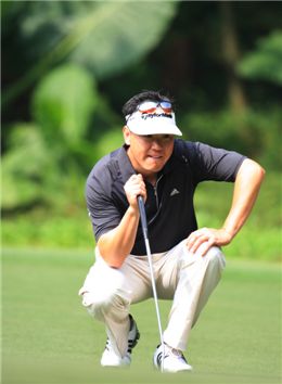 위창수, 6언더파 공동선두 '훨훨~'