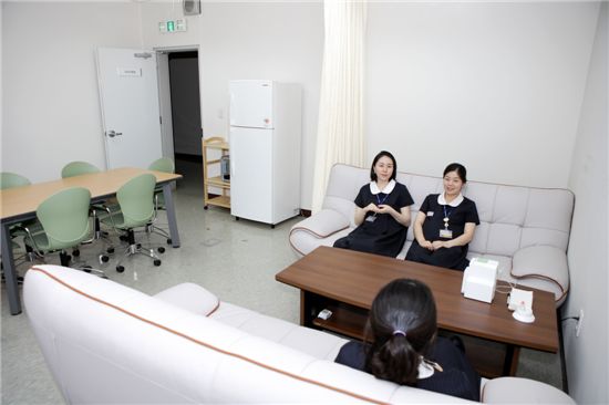 삼성중공업에서 근무하는 임산부들이 모성보호실에서 휴식을 취하고 있다. 삼성중공업은 임신한 직원들에게 하절기 및 동절기 임부복 2종을 무상 지급하고 있다.