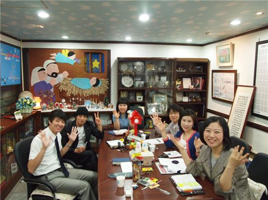김영철 에디코 대표 집무실에 직원들이 모여 리더십 프로그램에 관해 논의 중이다.