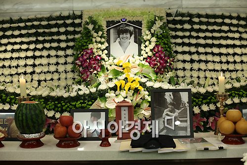 [포토]환한 미소 짓고 있는 '故 박용하 영정사진'