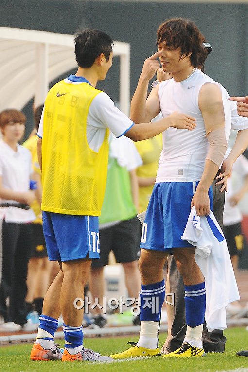 [포토]박주영 '영표형, 저 코 다쳤나봐요'