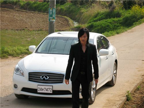 드라마 '나쁜남자'에서 김남길의 복수를 돕는 차량으로 인피니티 '올 뉴 인피니티 M'이 등장한다