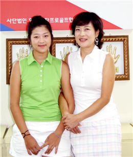  송윤경 프로(오른쪽)과 딸 정유나.