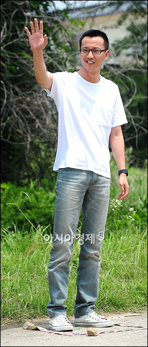 [포토]손 흔드는 김남길 '2년간 잘 기다려줘'