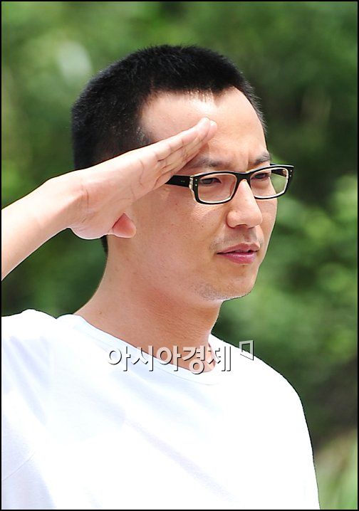 [포토]김남길, 어색한 경례