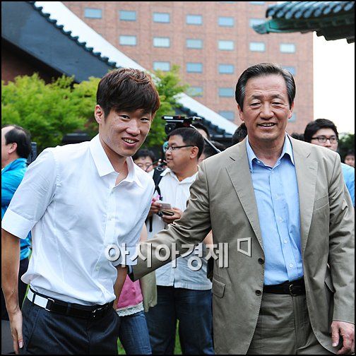 [포토]정몽준 '박지성 주장, 16강 수고했어요'