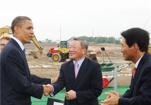 LG화학 홀랜드 공장 기공식서 오바마 미국 대통령과 구본무 LG그룹 회장이 악수를 나누고 있다. 오른쪽엔 김반석 LG화학 부회장이 박수를 치고 있다.