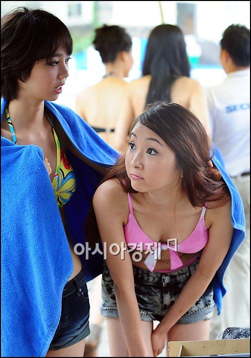 [포토]'2010 슈퍼모델 수영복' 비올때는 우산보다 수건