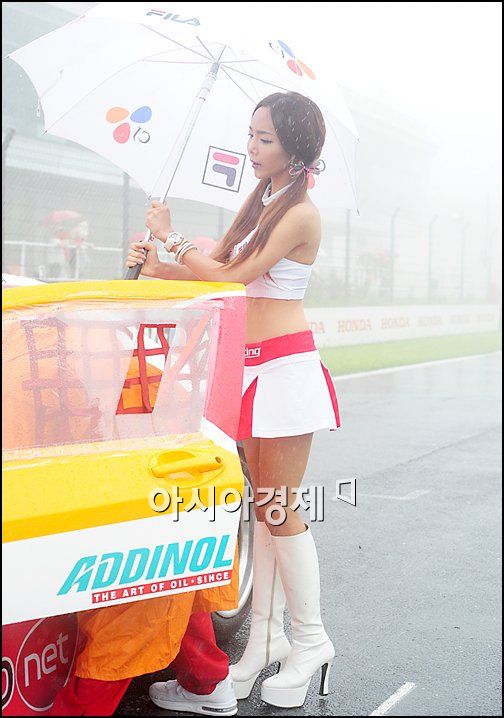 [포토]레이싱걸 김유하, 일본 비바람이 치마가 '훌렁'