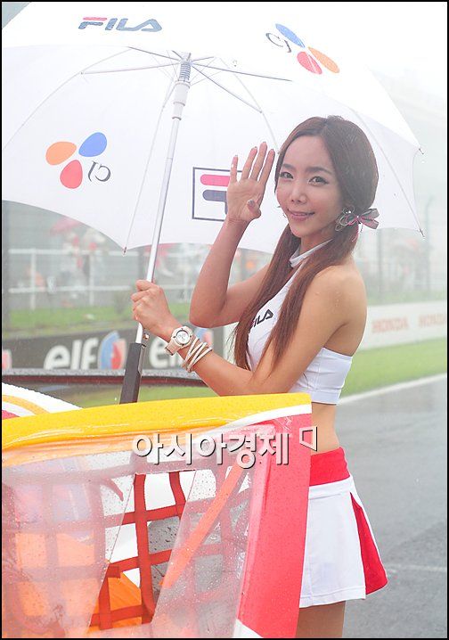 [포토]레이싱걸 김유하, 일본 비바람이 치마가 '훌렁'