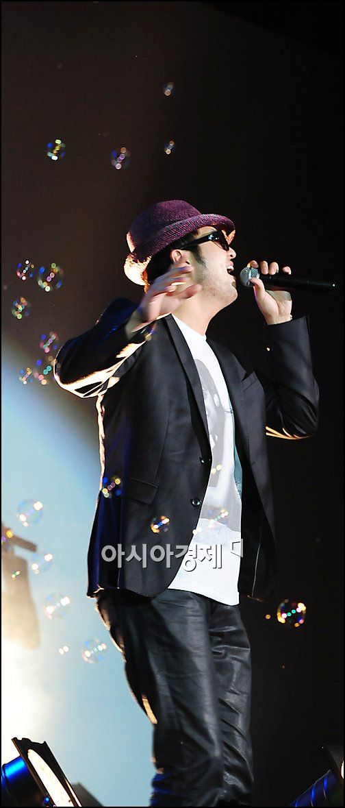 [포토]김태우 '사랑과 나눔을 노래해요'