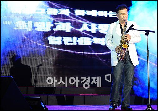 [포토]강석우 '배우, 오늘은 색소폰 연주자'