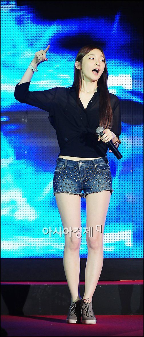 [포토]다비치 강민경, 노래도 각선미도 최고!
