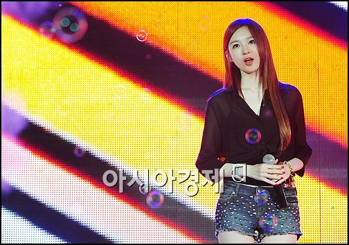 [포토]다비치 강민경, 노래도 각선미도 최고!
