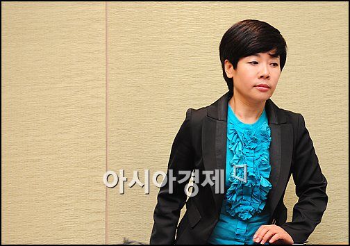 [포토]기자회견장 들어서는 김미화 '할말이 많습니다'