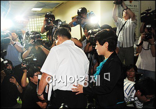 [포토]김미화 경찰서 출두에 취재진 인산인해